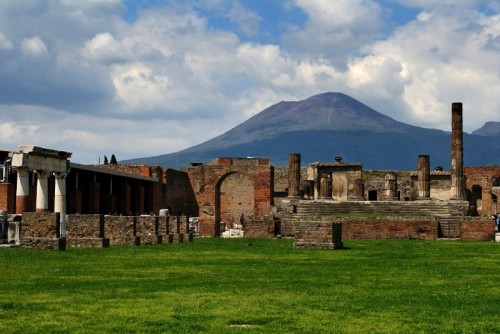 Vesuvio sullo sfondo delle rovine di Pompei